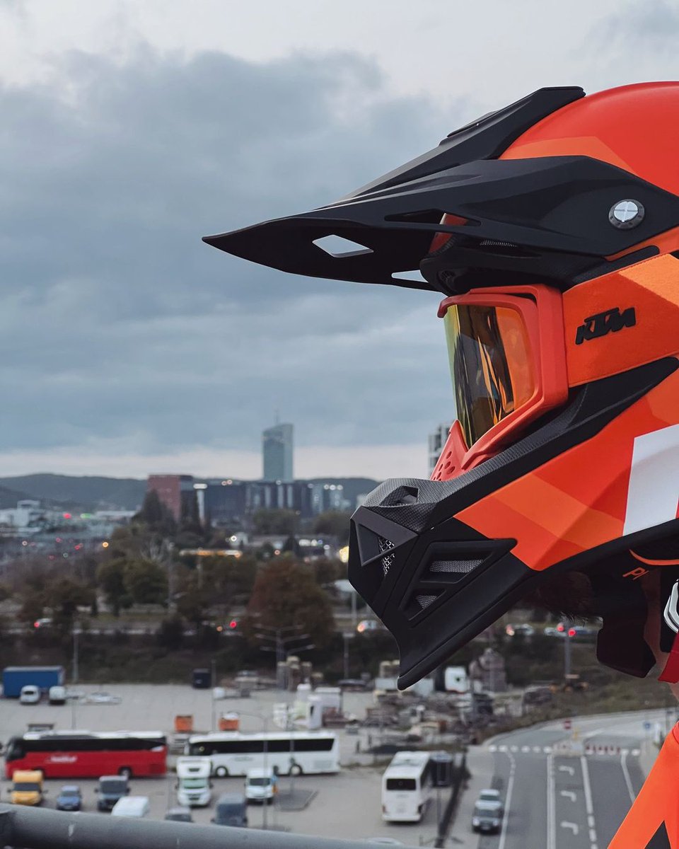 STS_MXG's tweet photo. Happy New Year, MX freaks! I totally need to go on a new photoshoot session because this photo was taken in October, haha! 🧡

#Motocross #ReadyToRace #KTM #MX #mxgear #gear #gearfetish #mxgearfetish #gearboy #gearhead #gay https://t.co/aZAAyrlTK8