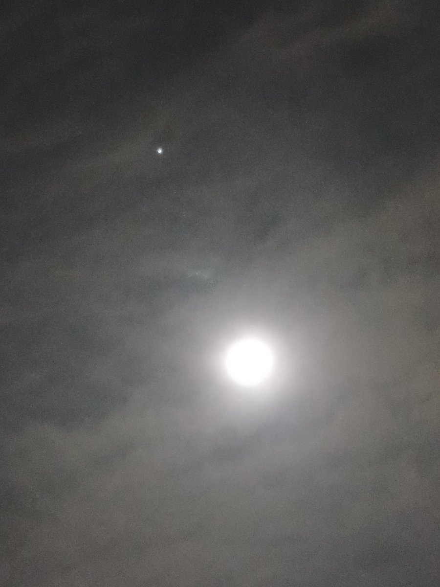 My_lele01's tweet photo. I didn't have that much time to take pics of the sky since the place I'm working doesn't have a view to the sky 😭😭😭
But I still took some when i saw the sky at night going home 🥹🫶
#PhoKunGraphy #FotosParaKun #PicsForKun https://t.co/4FRSbkAfdJ