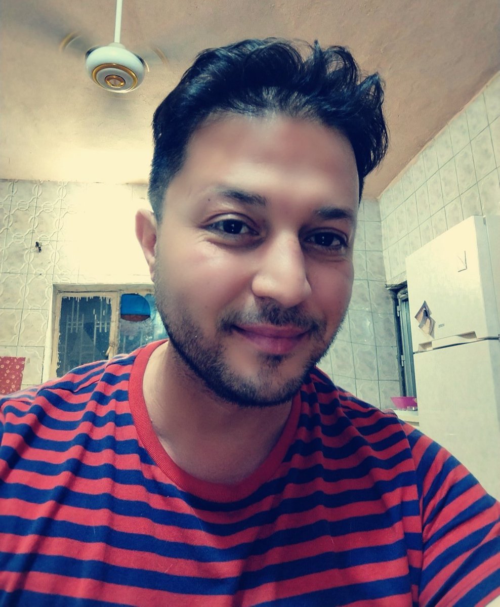 أنا الغنيُّ الذي  ما عاد يؤلِمُه
فقدٌ ، وأحزانُه لمْ تعرفِ الْيأسا 

أنا الوحيدُ كما الأخطاءِ، يسعدني  
في فكرة السربِ أني أسلكُ العكسا
عمر صباح