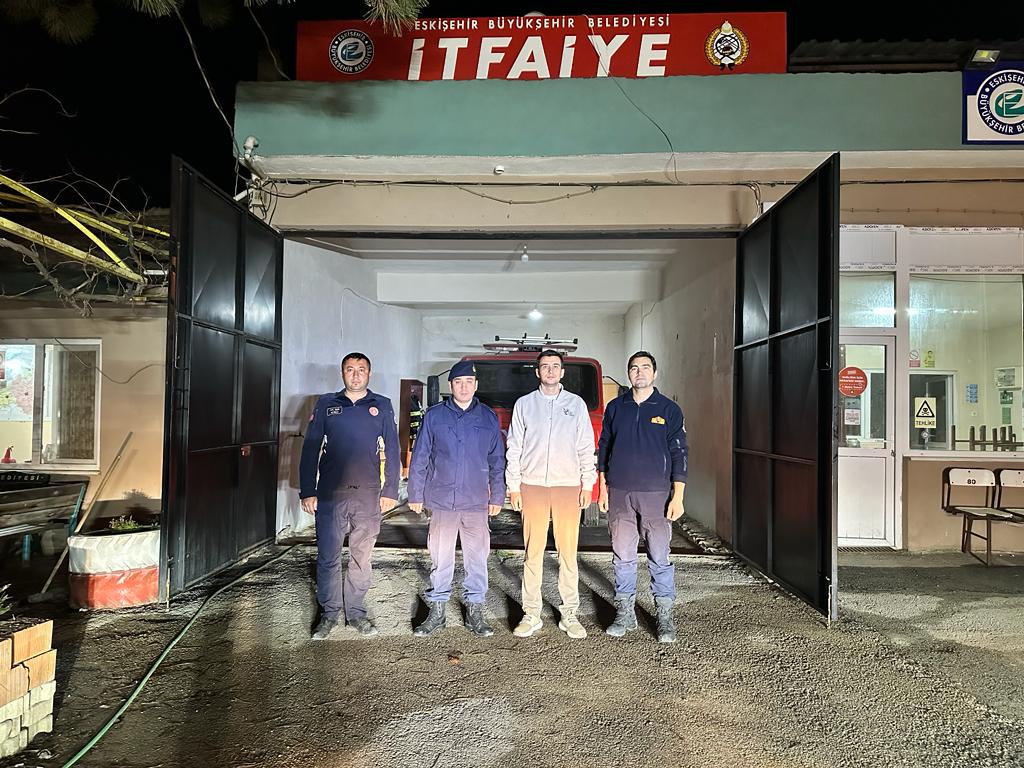 Kaymakamımız Sayın Ali Emre DENİZ yılbaşında görevi başında olan sağlık, itfaiye, emniyet ve jandarma  personellerini ziyaret ederek yeni yıllarının kutladı.