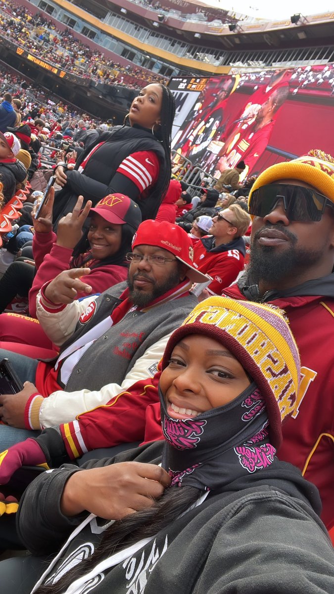 LadyVanity1's tweet photo. First time at a game with my family #HTTC https://t.co/cWHZgCbvuT