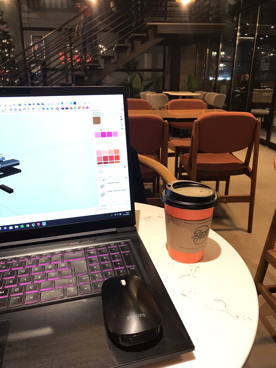 Dilalelulo's tweet photo. Ben Gloria Jeans’den razıyım arkadaşlar. Evde mouse unutup ofislerindeki mouse istedim sağolsunlar verdiler. Benim çaresizlik seviyesinden sorun çözme becerilerim gelişmiş https://t.co/tFZXJCCleL