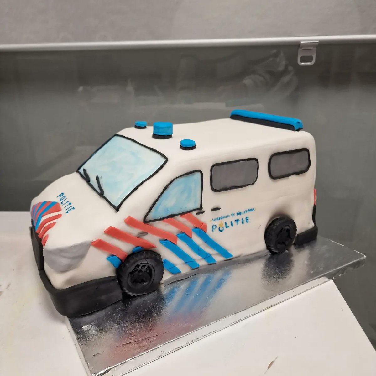 Traditiegetrouw sluiten we het jaar af met de taarten voor @gemeentedoetinchem , voor de hulpdiensten  <a href="/BrwAW/">Brandweer Achterhoek</a>  <a href="/POL_Doetinchem/">Politie Doetinchem</a> en <a href="/ambulanceGM/">Ambulancezorg Gelderland-Midden</a> van Burgemeester @MarkBoumans.
Hou het veilig allemaal vanavond, laat de hulpdiensten hun werk doen en wees lief over en voor elkaar❤️