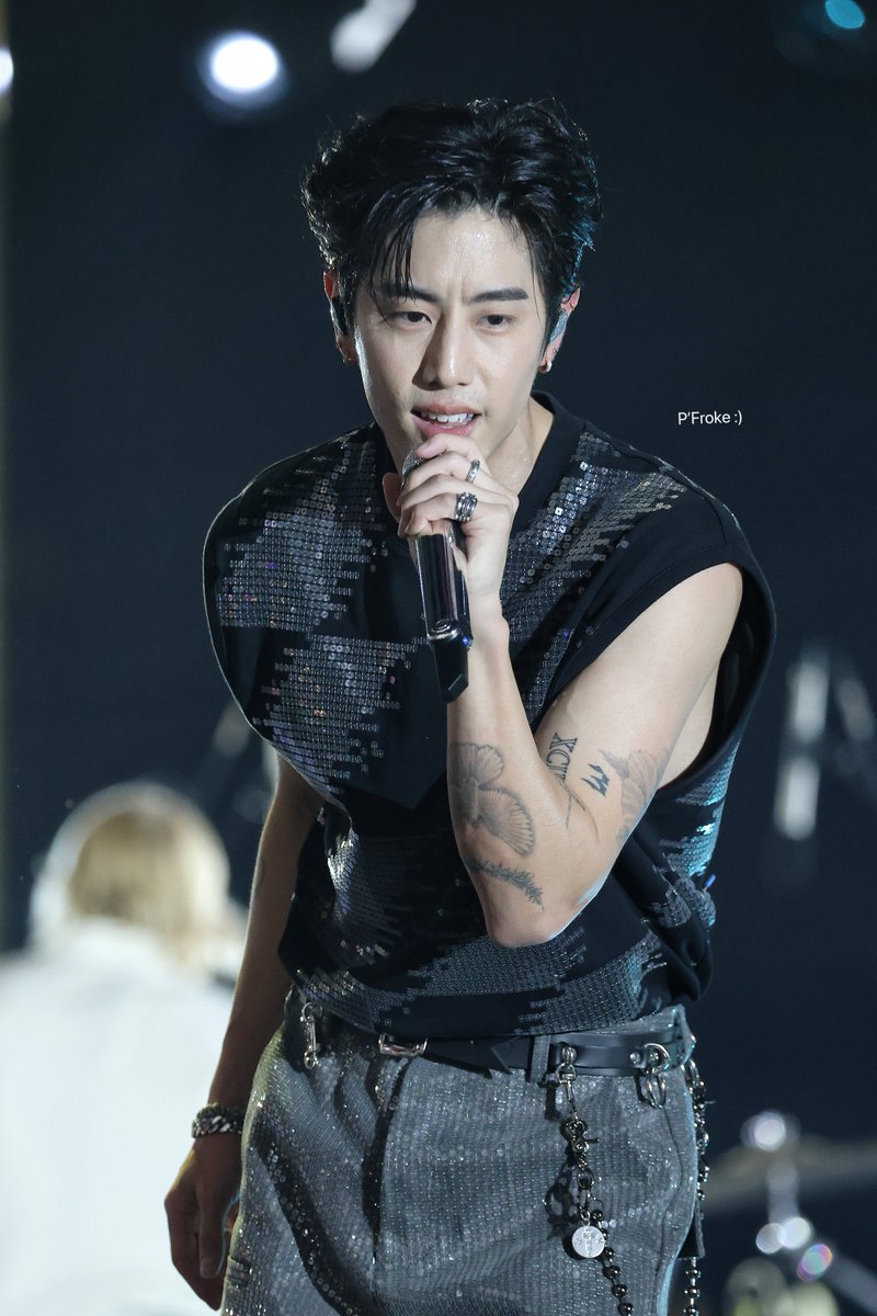 FWanit's tweet photo. ความสุขส่งท้ายปีนี้ดีใจ ที่ได้เคาท์ดาวน์กับพี่มาร์คนะ 🥹💕

#ICONSIAMxMarkTuan
#WelcomeMarkTuanToThailand 
#AmazingThailandCountdown2024
#ICONSIAMCountdown2024
#MarkTuan #段宜恩 @marktuan https://t.co/VtOchGVDRq