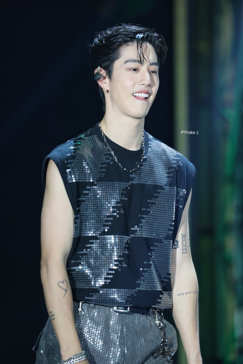 FWanit's tweet photo. ความสุขส่งท้ายปีนี้ดีใจ ที่ได้เคาท์ดาวน์กับพี่มาร์คนะ 🥹💕

#ICONSIAMxMarkTuan
#WelcomeMarkTuanToThailand 
#AmazingThailandCountdown2024
#ICONSIAMCountdown2024
#MarkTuan #段宜恩 @marktuan https://t.co/VtOchGVDRq