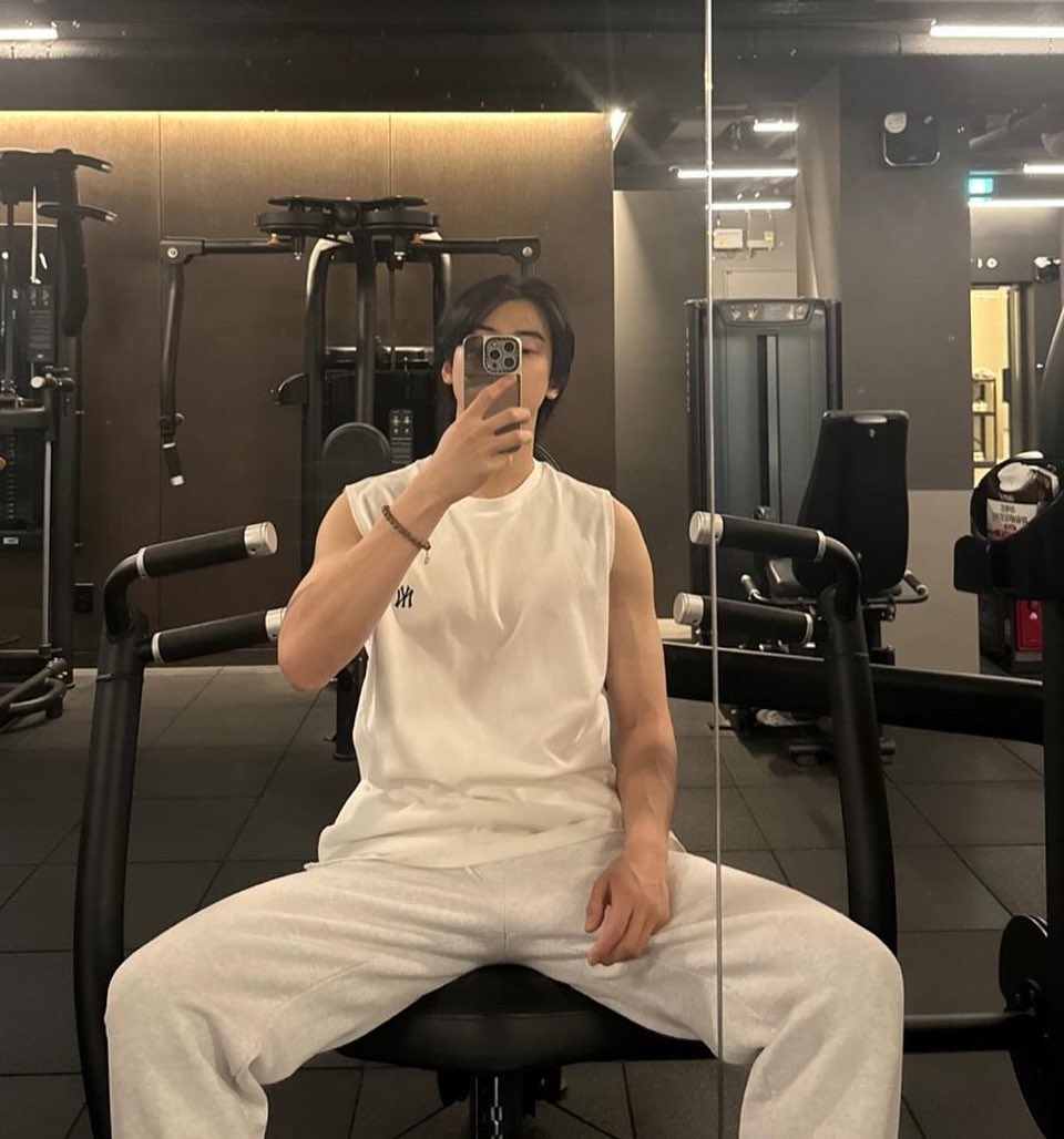 kicky0107's tweet photo. CHAEUNWOO YOURE ABSOLUTELY CRAZY FOR THAT !? https://t.co/ZLW1ZhGpim