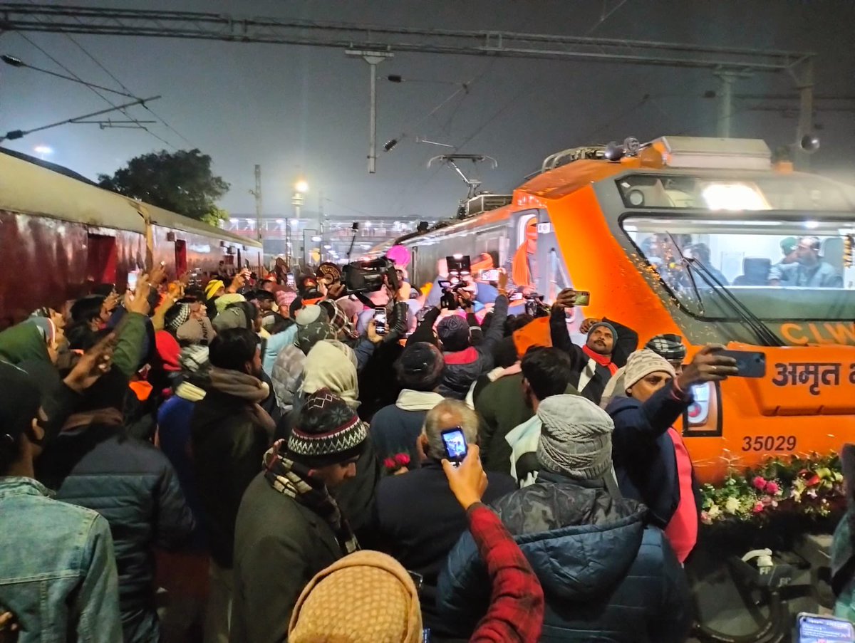दरभंगा-अयोध्या-दिल्ली (आनंद विहार टर्मिनल) #AmritbharatTrain का स्वागत करने के लिए दरभंगा स्टेशन पर उमड़ी लोगों की भारी भीड़। देश की पहली अमृत भारत ट्रेन की तस्वीर खींचने के लिए आतुर दिखे लोग। 
#Vandebharat
#AyodhyaDham