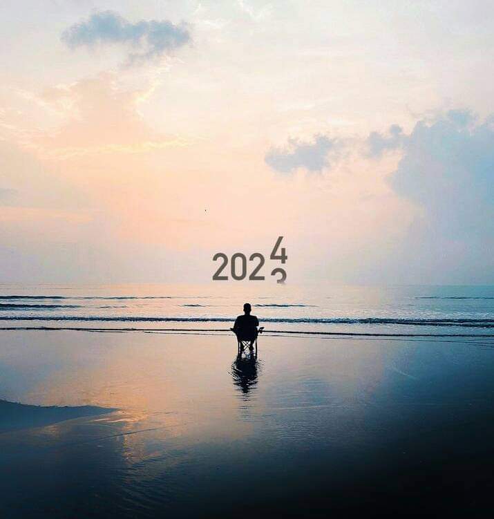ये साल गुज़र गया ऐसे, जैसे पता ही न चला जब पीछे देखता हूँ याद आता है की कल ही की तो बात है जब घर से निकला था और आज फिर वहीं माह वहीं तारीख बस साल बदल रहा है 
खैर ये साल सफलता तो नहीं दे पाया पर हाँ सबक जरूर दे दिया की इस साल सफलता जरूर मिलेगी