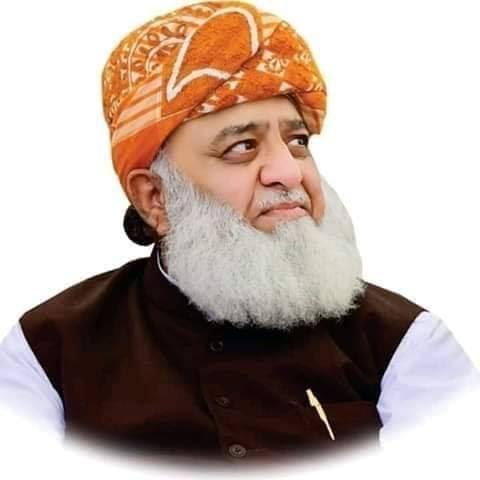ammarkhanyasir's tweet photo. ڈیرہ اسماعیل خان میں مولانا فضل الرحمان کے قافلے پہ حملہ
جے یو آئی ترجمان کے مطابق زیارک انٹرچینج پہ مولانا فضل الرحمان کے قافلے پہ فائرنگ کی گئی لیکن الحمدللہ مولانا محفوظ رہے۔ یاد رہے وزرات داخلہ کی جانب سے 29 دسمبر کو مولانا فضل الرحمان پہ حملے کا خدشہ ظاہر کر کے سیکیورٹی کے مناسب اقدامات کا لیٹر جاری کیا گیا تھا اور دو دن بعد ہی حملہ ہو گیا۔