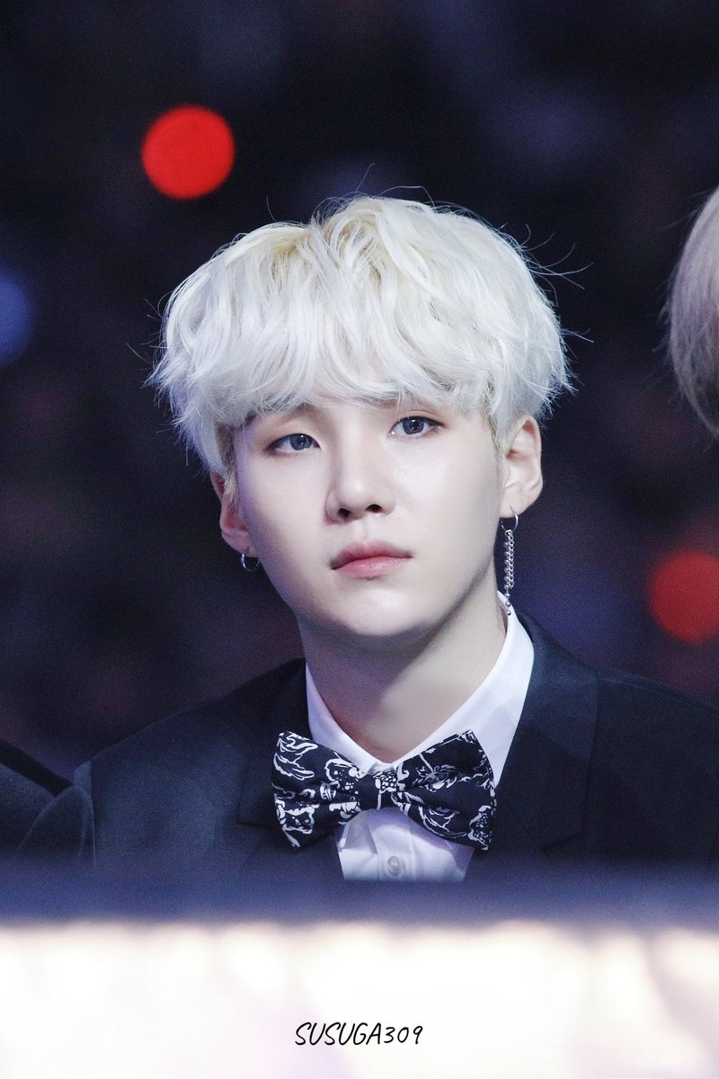SSUGA309's tweet photo. 171202 멜론뮤직어워드

Happy New Year!!!😙

#BTS #방탄소년단 
#SUGA #민윤기 #슈가 #윤기 
#AgustD
 @BTS_twt https://t.co/J1YSwrr0qN