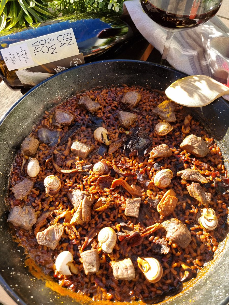 El #arrozdedominguero de hoy, es de ragout de ciervo @carnicasdibe con setas y caracoles serranos... y un Finca Sandoval 2022 <a href="/FincaSandoval/">Finca Sandoval</a> para que entre mejor!!!