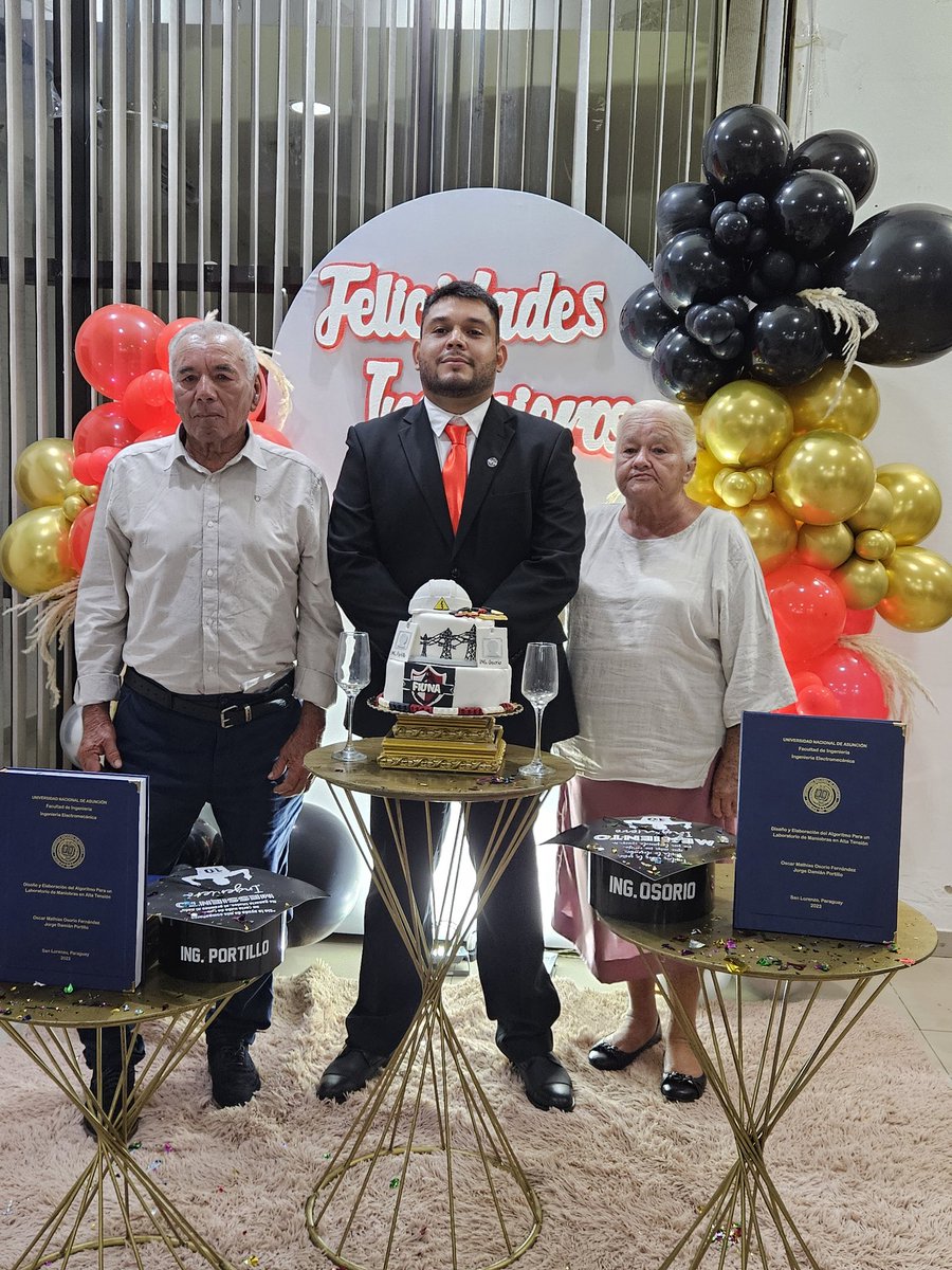 OsorioMathias97's tweet photo. Cierro este 2023 con un gran sueño cumplido.
Sueño de ese mitã'i, que en aquel 2016 partia de su pueblito e iniciaba con la ilusión de algún día convertirse en profesional. Cumpliendo con la promesa que había hecho a mi madre y abuelos, hoy día puedo decir "mamá, lo logré". https://t.co/WvaqMjlWwO