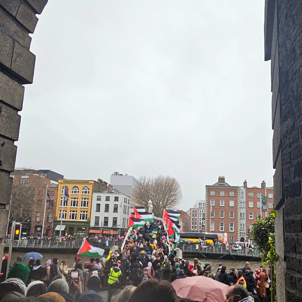 2023 draws to a close with a massive show of solidarity with the besieged people of Palestine, in Dublin.

Today's vigil stretched across both the Ha'penny &amp; Millenium Bridges &amp; was linked along both sides of the Quays #GazaUnderSiege #CeasefireNOW #Genocide_of_Palestinians 🇵🇸 🇮🇪