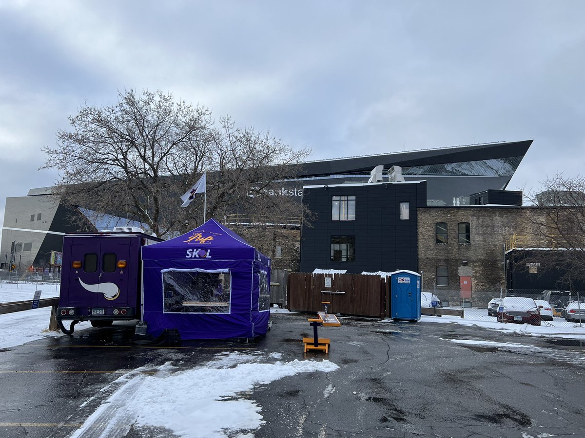 ThePub2's tweet photo. Last tailgate of the season!  Gotta start early!  Let’s go out with a win Vikings!  #SKOL @PAOnTheMic @MeatSauce1 @CoryCove @Chris_Hawkey @nacholeber @Vikings https://t.co/NZNapI3Q3C