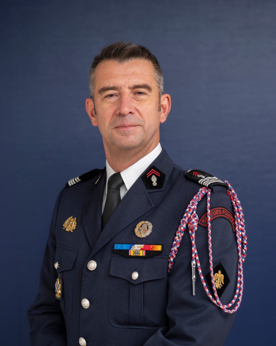 [#Fierté] La Présidente du conseil d’administration, madame Suzanne JAUNET félicite le colonel <a href="/stephanemillot/">Millot Stéphane</a>, directeur départemental des <a href="/pompiers78/">pompiers78</a> promu ce jour chevalier dans l’ordre national de la légion d’honneur par décret du Président de la République.