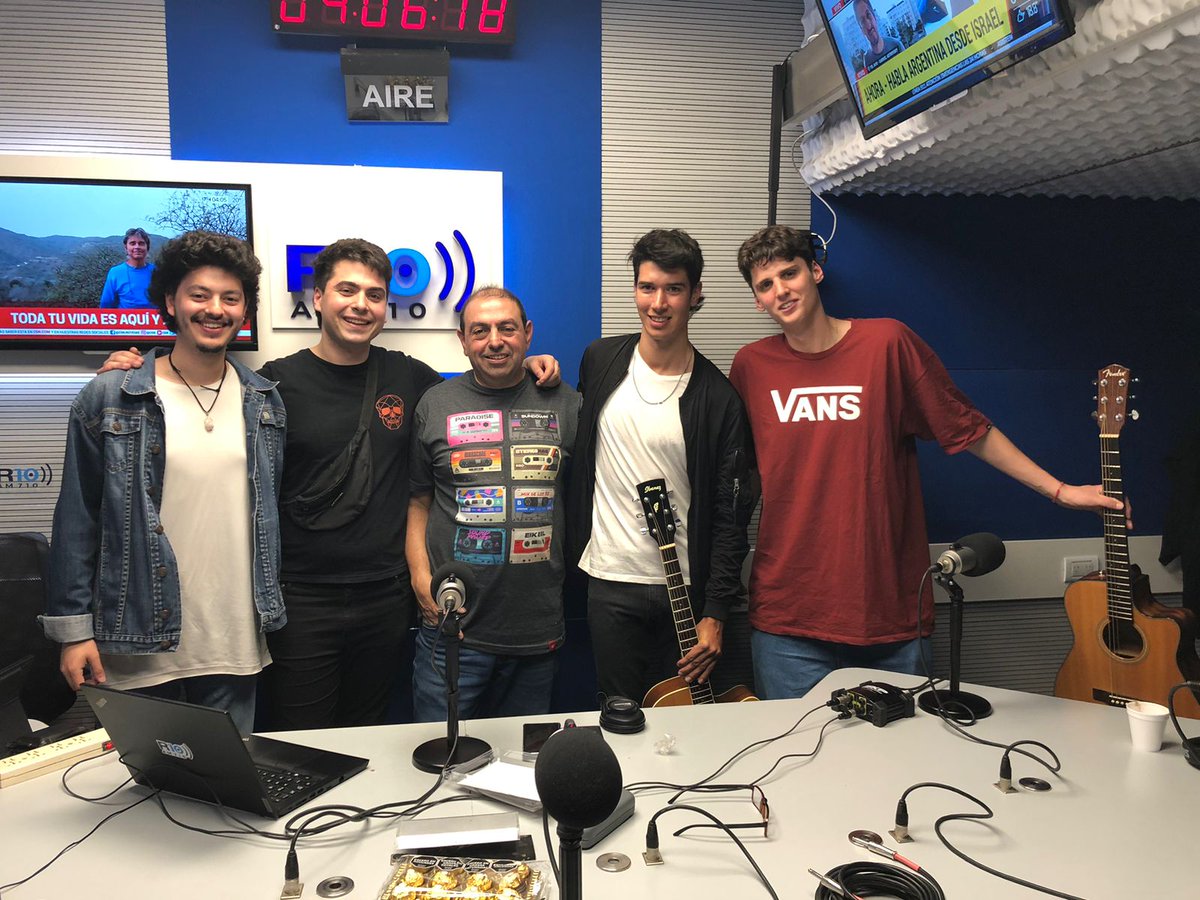 REOToficial's tweet photo. ESTE 2️⃣0️⃣2️⃣3️⃣ NO PARAMOS UN SEGUNDO‼️ 

Les queríamos agradecer a cada uno de ustedes por el apoyo y cariño recibido, por hacer todo esto posible y hacernos vivir el mejor año de nuestras vidas, vamos por más! ✊🏼🔥

 #rocknacional #argentina #buenosaires #felizaño #REOT https://t.co/AWovaNzsDz