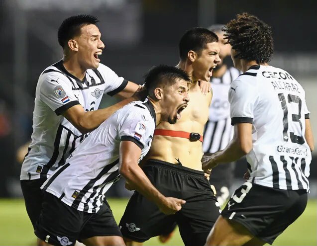 libertguma's tweet photo. A principios de año el club dejó ir a medio plantel y no trajo a nadie, le tiró toda la responsabilidad a los pibes de la casa y estos enfermos hicieron la mejor campaña en la historia del fútbol paraguayo ganando TODO.
El camino siempre fué por acá. https://t.co/wrHQ6G7R5D