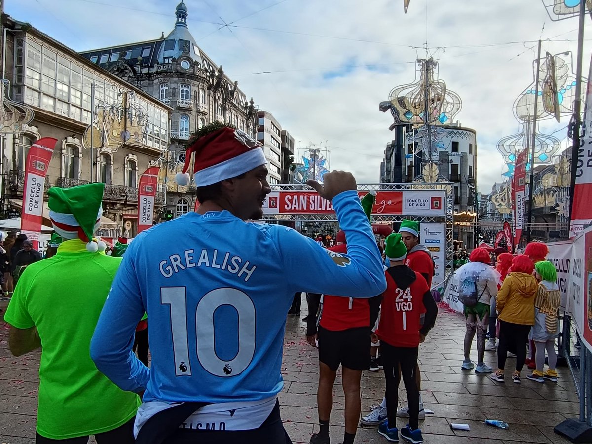 zumedepinha's tweet photo. Acabando el 2023 y su temporada atlética con los mejores compañeros y retomando tradiciones

El Jack Grealish del periodismo vigués os desea una feliz salida de año y una mejor entrada 🍻🍻💙💙 https://t.co/JZykqLEPiK