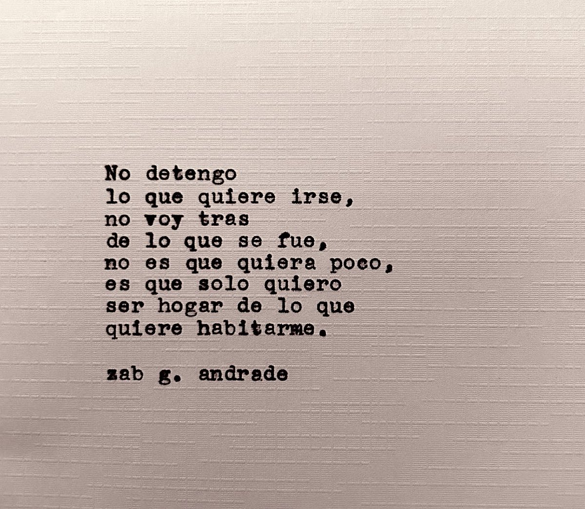 Cementedelibros's tweet image. “No detengo
lo que quiere irse,
no voy tras 
de lo que se fue,
no es que quiera poco…”
Autor: @zabgandrade 
#cementeriodelibros