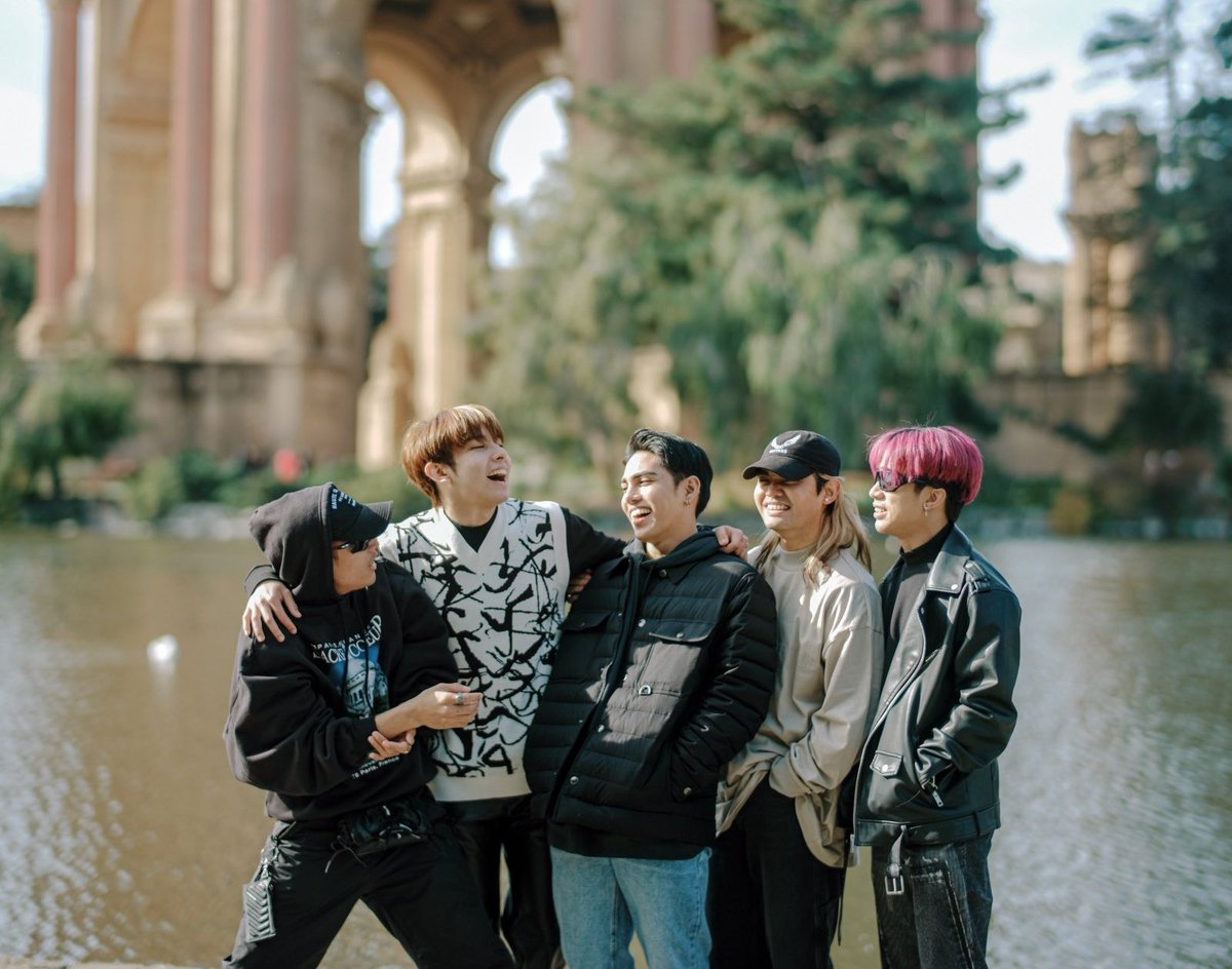 _kimmsbsvt's tweet photo. To more years with you my five and thirteen. 💙💗 Mahal ko kayo. 🫶

Happy New Year! 

@SB19Official @pledis_17 https://t.co/TX1wR9xmRv