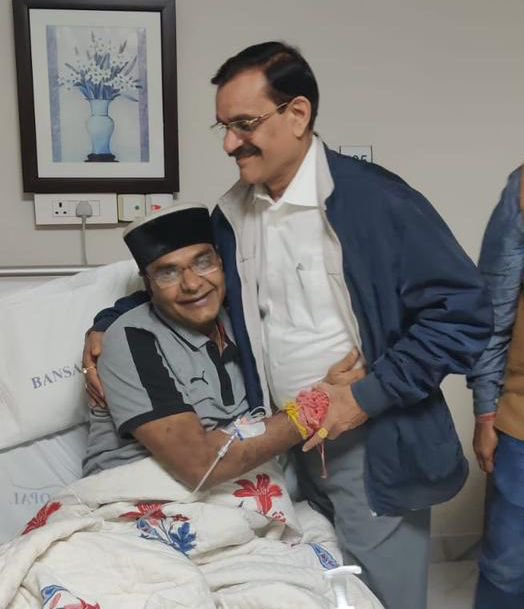 VD Sharma (@vdsharmabjp) on Twitter photo मध्य प्रदेश सरकार में कैबिनेट मंत्री श्री <a href="/VishvasSarang/">विश्वास कैलाश सारंग</a> के अस्वस्थ होने पर अस्पताल पहुँचकर उनकी कुशलक्षेम जानी।
ईश्वर से उनके शीघ्र स्वास्थ्य लाभ की कामना करता हूँ। मध्य प्रदेश सरकार में कैबिनेट मंत्री श्री <a href="/VishvasSarang/">विश्वास कैलाश सारंग</a> के अस्वस्थ होने पर अस्पताल पहुँचकर उनकी कुशलक्षेम जानी।
ईश्वर से उनके शीघ्र स्वास्थ्य लाभ की कामना करता हूँ।