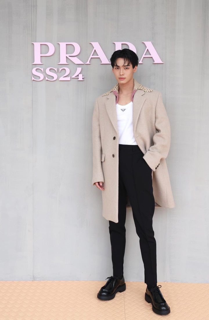 WinmetawinO's tweet photo. เดิน ๆ วิ่ง ๆ ล้มลุกคลุกคลานกันมาแล้ว 365 วัน อีกไม่กี่นาทีก็จะหมดปี 2566 เข้าสู่ปี 2567 กันแล้ว

ปีนี้เป็นอีกปีที่พวกเราแฟนคลับ “วิน” ผ่านอะไรกันมามากมาย ได้เห็นอะไรหลาย ๆ อย่างที่เราเคยคาดหวังกันมาในปีก่อน ๆ  ได้เห็นการเติบโตของวินในฐานะนักแสดงที่มีบทบาทที่หลากหลายขึ้น ได้เห็น Solo Fanmeet ในต่างประเทศ ได้เห็นการร่วมงานกับแบรนด์ต่าง ๆ และมีกิจกรรมมากมายให้แฟน ๆ ได้ร่วมสนุกและได้เจอวินในโอกาสต่าง ๆ ได้เห็นมาดหนุ่มนักธุรกิจแบรนด์เสื้อผ้าและแบรนด์ขนมอย่าง Velence และ Souri และที่สำคัญคือได้เห็นวินในบทบาทของศิลปินเต็มตัวกับทาง Riser Music ซึ่งเรื่องราวการเติบโตของวินในปีนี้เป็นสิ่งที่สร้างความภาคภูมิใจให้กับพวกเรามาก ๆ 

สำหรับพวกเราเองที่เป็นแฟนคลับก็ต่างเติบโตกันขึ้นไป มีมุมมองในหลาย ๆ ด้านมากขึ้น มองความผิดพลาดในอดีตมาทำให้ปัจจุบันดีขึ้น อะไรที่ดีอยู่แล้วก็ทำกันต่อให้ดีขึ้นไปอีก มีทั้งเรื่องดี ๆ และไม่ดี แต่ทุกคนก็ต่างพากันจับมือผ่านไปได้ และย่อมแน่นอน ในทุก ๆ การเดินทางย่อมมีทั้งผู้ที่ไม่ได้เดินร่วมทางกันไปตลอดและมีผู้ร่วมเดินทางเข้ามาใหม่เสมอ ขอขอบคุณในทุกความทรงจำที่ร่วมกันสร้างในปีนี้นะคะและขอยินดีต้อนรับผู้เดินทางใหม่ทุกท่านด้วย หวังว่าการเดินทางนี้จะเป็นการเดินทางที่สร้างความสุขหรือเป็นกำลังใจอะไรให้กับทุกคนได้บ้าง

ส่วนพวกเราเองในนามวินโอ ปีนี้อาจไม่ได้เดินทางราบรื่นมากนัก มีสะดุดบ้าง ดีเลย์ไปบ้าง ต้องขออภัยทุกท่านด้วยนะคะ จะตั้งใจทำหน้าที่ให้เต็มที่ต่อไป ขอขอบคุณทุกคนที่คอยช่วยเหลือ สนับสนุน และตักเตือนพวกเราวินโอมาโดยตลอด🙏🏻

สำหรับปีหน้า ขอให้เป็นการเดินทางที่สนุกสนาน ร่วมกันเดินทางกันไปยาว ๆ ใครที่เหนื่อยก็แวะพักระหว่างทาง เมื่อหายเหนื่อยแล้วก็กลับเข้ามาร่วมเดินทางได้เสมอน้าาา ใครที่ยังอยู่ในเส้นทางก็ช่วยกันจับมือเดิน ผลักดันกัน ตักเตือนกัน เพื่อให้การเดินทางของทั้งวินและแฟนคลับสวยงามต่อไปนะ มาร่วมเดินทางและสร้างความทรงจำใหม่ ๆ ไปด้วยกัน เชื่อว่าปีหน้ายังมีอะไรที่วินอยากให้พวกเราร่วมเดินทางไปด้วยกัน ทั้งผลงานการแสดง ผลงานเพลง และการร่วมงานกับแบรนด์ต่าง ๆ และที่

สุดท้ายนี้ ขอให้ปี 2567 เป็นปีที่ดีสำหรับทุกคน เป็นการเดินทางที่มีความสุขทั้งในเรื่องราวชีวิตส่วนตัวและเรื่องรางของแฟนคลับวิน คอยช่วยเหลือกัน สร้างความสุขให้กันนาน ๆ และร่วมสนับสนุนวินไปด้วยกัน

ยินดีและดีใจที่ได้รู้จักกับทุกคนนะคะ มาร่วมสร้างความทรงจำร่วมกันอีกครั้ง แล้วเจอกันที่ Win Holidate Fancon 17 กุมภาพันธ์ 2567 มาร่วมเป็นส่วนหนึ่งกับอีกการเดินทางที่สำคัญของวิน มาร่วมสร้างความทรงจำบทใหม่ไปด้วยกัน หากใครยังไม่มีบัตร ไปจับจองกันได้นะคะที่ THAITICKETMAJOR

#winmetawin @winmetawin 
#snowballpower