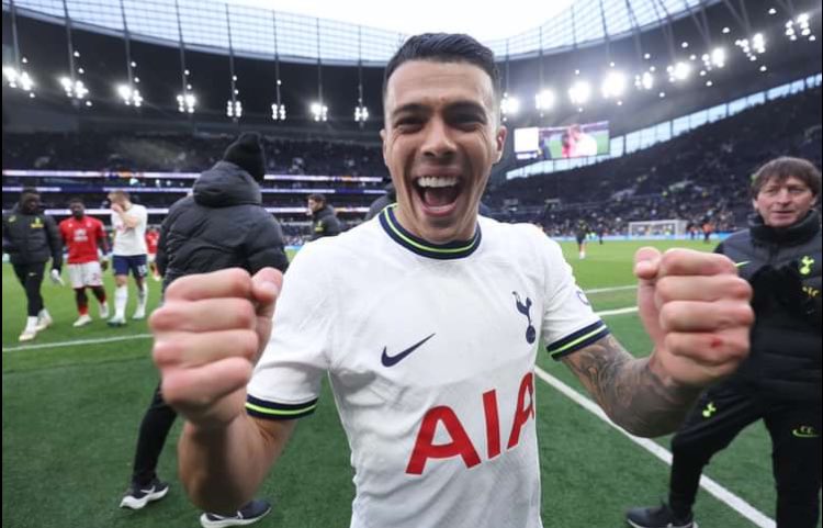 PorroMuse23's tweet photo. Arsenal lost and we won.
It was a great day 😃
Happy new year to everyone of the #COYS community and #musenation https://t.co/UtrK3DEaYF