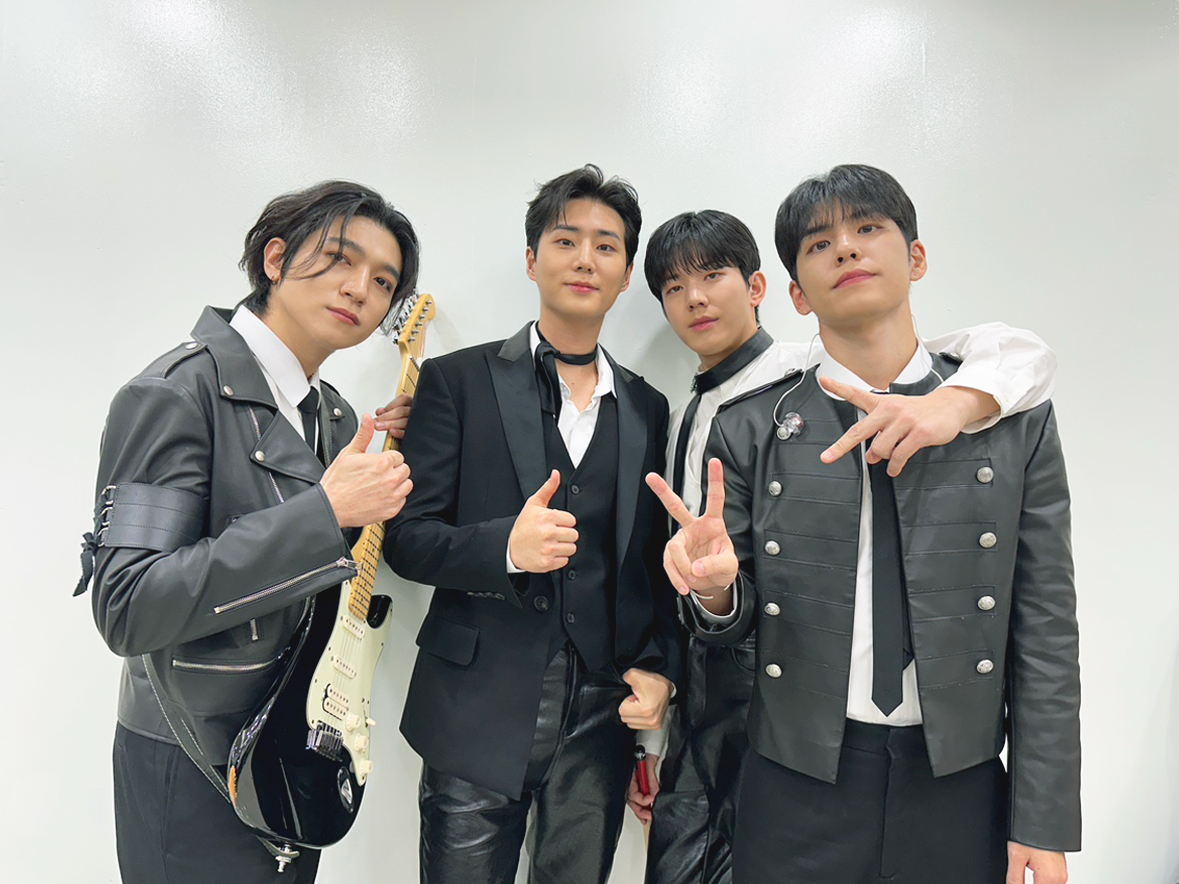 day6official's tweet image. [ #DAY6_BEHIND ]

My Day가 있는 곳은 어디라도
찾아가야 하는 DAY6 멤버들💚

우리 곧 보는 날까지
같이 웃으면서 기다려요!🎵

#DAY6 #데이식스
#MBC #가요대제전