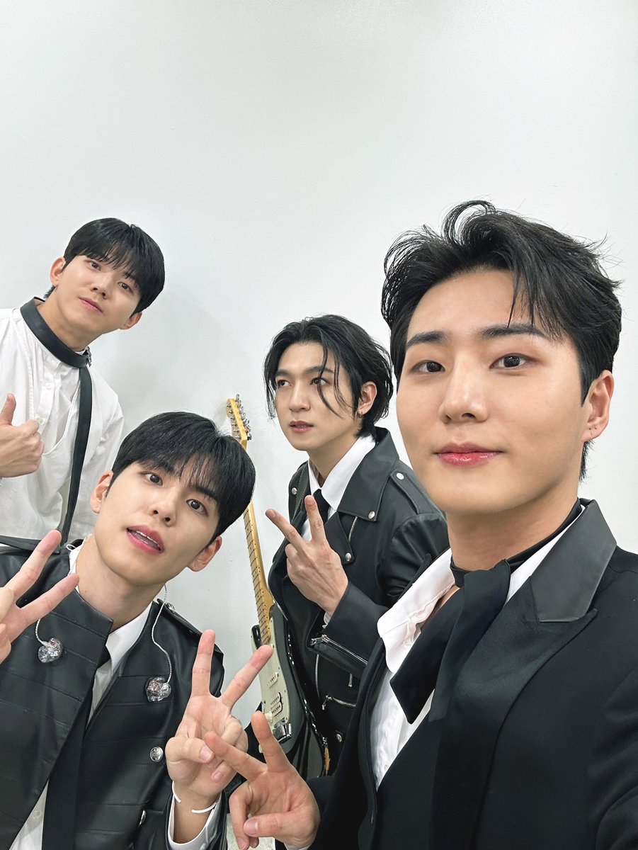 day6official's tweet image. [ #DAY6_BEHIND ]

My Day가 있는 곳은 어디라도
찾아가야 하는 DAY6 멤버들💚

우리 곧 보는 날까지
같이 웃으면서 기다려요!🎵

#DAY6 #데이식스
#MBC #가요대제전