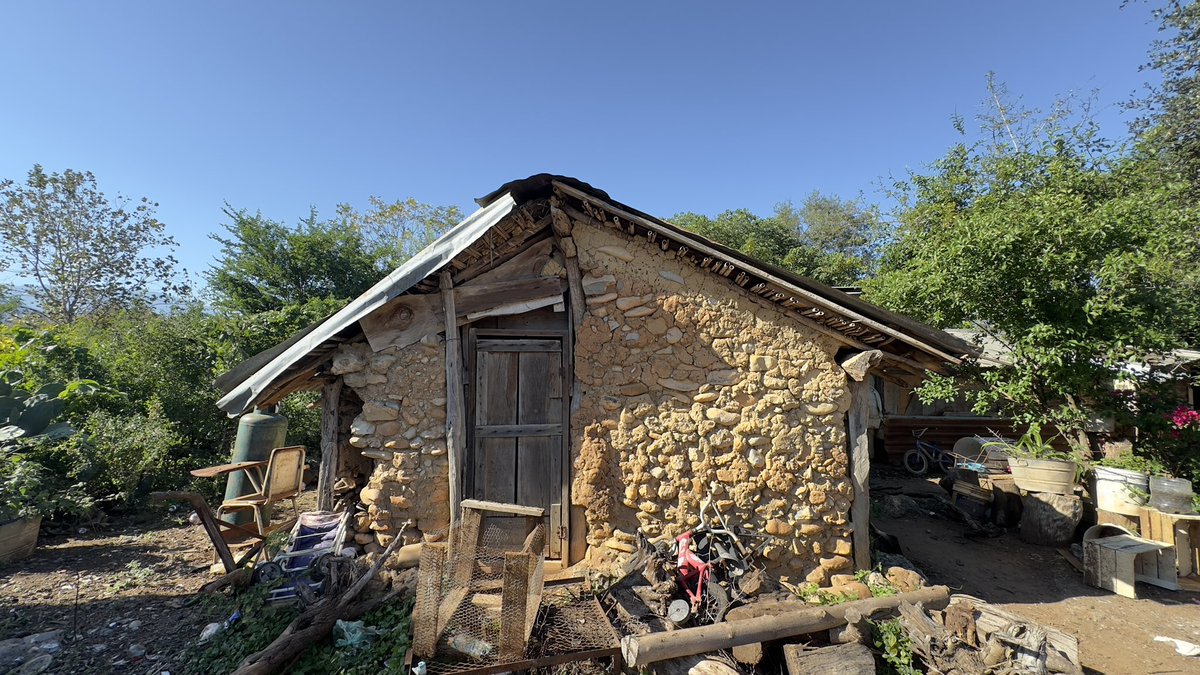 restaurika's tweet photo. En verdad deseo que su 2024 sea como la arquitectura de tierra, maleable y natural, y que aprendamos a usar todas las herramientas y materiales  que estén cerca de nuestros contextos para que nos construyamos o restauremos una y otra vez, todas las veces que sea necesario… 1/3 https://t.co/O1yAWM3sup