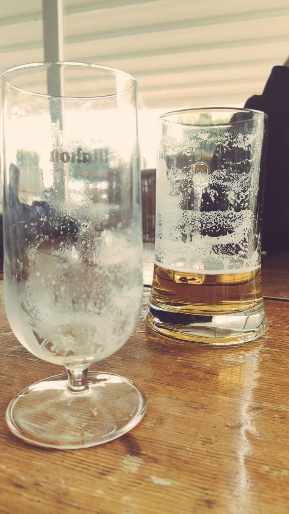 Que se acabe el año pero no se acaben nunca las cervezas contigo.
¡Otra ronda!

Pasándolo Teta ♡✧*。