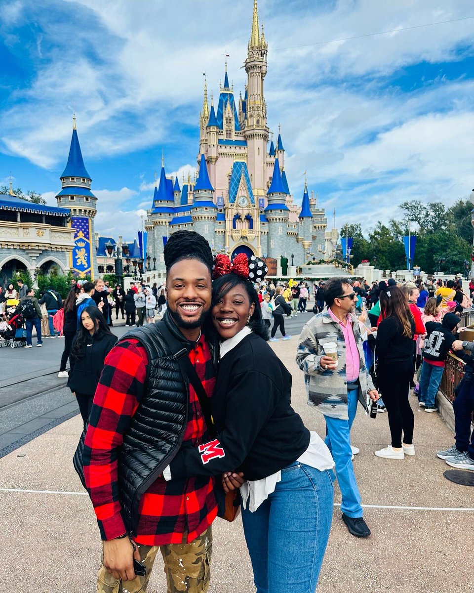 Candiied_Lipz's tweet photo. Idk about yall but I’m entering 2024 as a fiancé 🗣️🍾. Make some noise wtf https://t.co/tNIwjuGULj