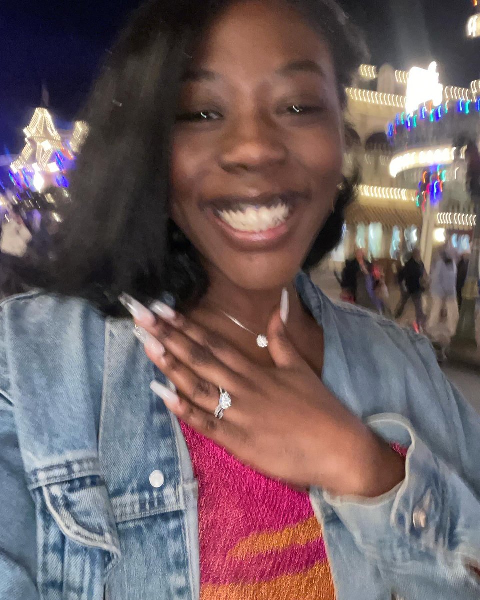 Candiied_Lipz's tweet photo. Idk about yall but I’m entering 2024 as a fiancé 🗣️🍾. Make some noise wtf https://t.co/tNIwjuGULj