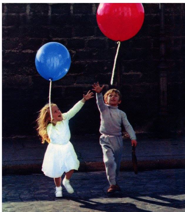 RAMINKANTAL's tweet photo. #پیشنهاد_فیلم #فیلم_کوتاه #theredballoon
ساخته آلبر لاموریس ۱۹۵۶ فرانسه فیلمی سوررئال درباره پسرکی که بعد از پیدا گردن بادکنکی قرمز در شهری با مردمانی سرد عشق خود را نثار بادکنک میکند و در مقابل عشقی چنان پاک از طرف بادکنک می گیرد که تمام شهر دشمنش می شوند و در به در به دنبال 👇 https://t.co/SFFTPZlSnB