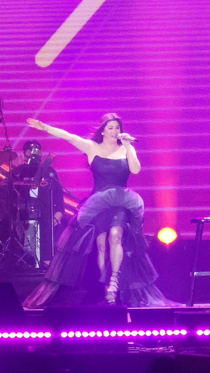 nyaaangg's tweet photo. Ikaw parin talaga sa 2024 @reginevalcasid !!!! 
#AyalaAvenueNYE2024
Queen REGINE NYEcountdown
Written in the Sand https://t.co/DniehLDT8Q