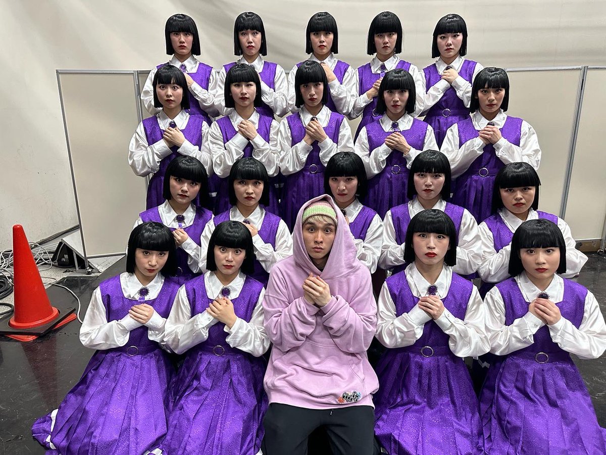 Sota_ganmi's tweet photo. #NHK紅白
YOASOBI - アイドル
振付•ステージングを担当しました。

夢のような出演者の方への各パートの振付
すこぶる楽しかったです！！

こんなビッグ企画なのに振り入れから本番までハッピーに出来たことに多大なる感謝を！

さすがにこの文字数はきついのでこちらを
👇🏻
https://t.co/EnlnhOHuuu https://t.co/uG36isYzcx