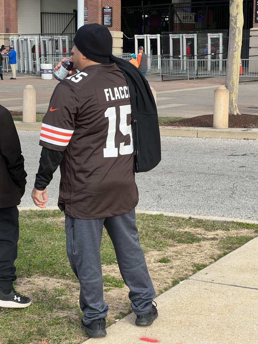 jeffzrebiec's tweet photo. Outside M&amp;T Bank Stadium: https://t.co/Rf9vPVpYUz