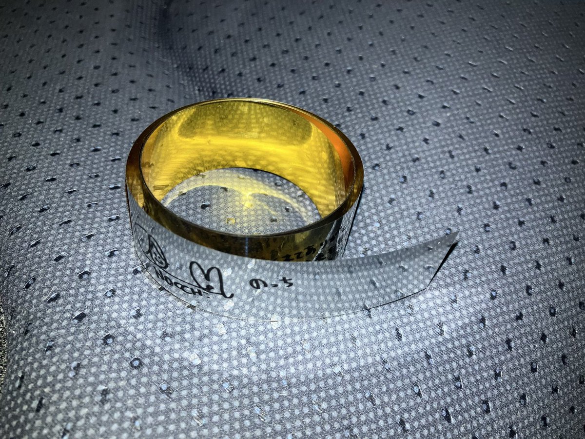 miyaiko1's tweet photo. 3階スタンドだったので銀テは飛んでこなかったけど、ぴあアリーナ出たとこの交差点で面識のない方から譲ってもらえた。
こういう所ですね、Perfumeファンの素晴らしいとこ！
誇りに思う。

#Perfume
#prfm
#PTA
#ぴあアリーナMM
#PerfumeCountdownLive
#COD3OFP3RFUM3ZOZ5
#カウントダウン https://t.co/r0tAbe1ZNS