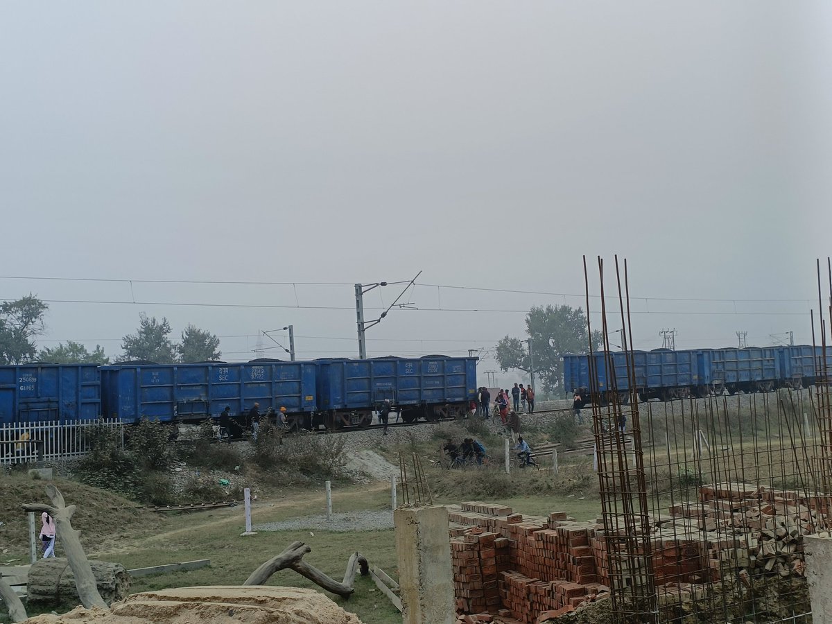 Prashan19468668's tweet image. In (Bihar) gaya manpur While moving, the train suddenly got separated from the middle. #IndianRailways #gaya #manpur #government #railminister  #ConsumerRights @RailMinIndia @RailwaySeva @NWRailways @EasternRailway @SWRRLY @RailwaySeva @ashwanivaishnaw