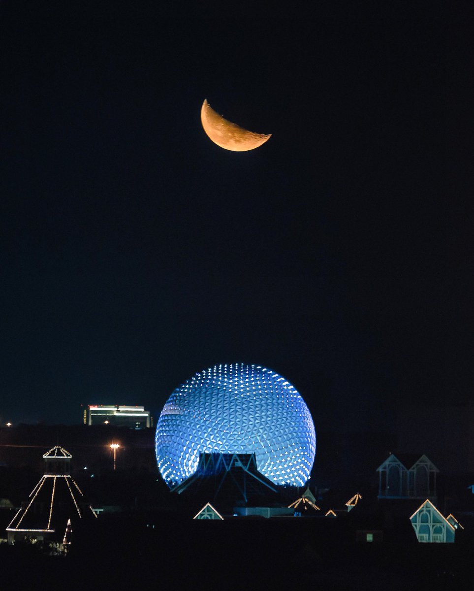 Somewareatdisney tweet media