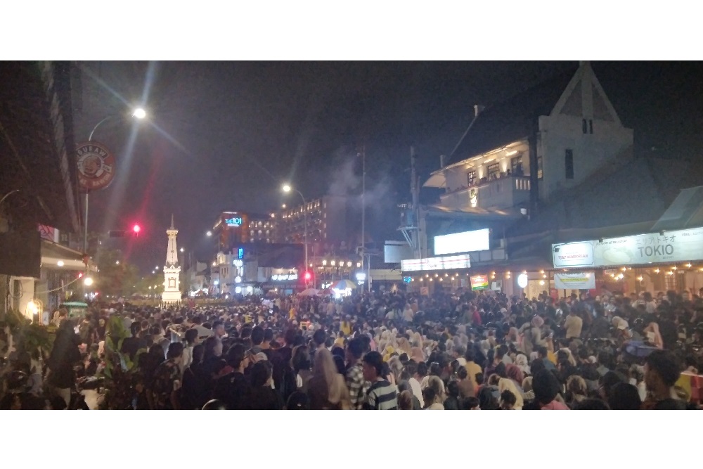 Harian_Jogja's tweet photo. Polisi Jaga Ketat Pintu Keluar Masuk Sleman Usai Perayaan Malam Pergantian Tahun 2024 https://t.co/9kT3S9Vkfq #beritajogja #jogja #jogjaistimewa https://t.co/5LyhWq6mSo