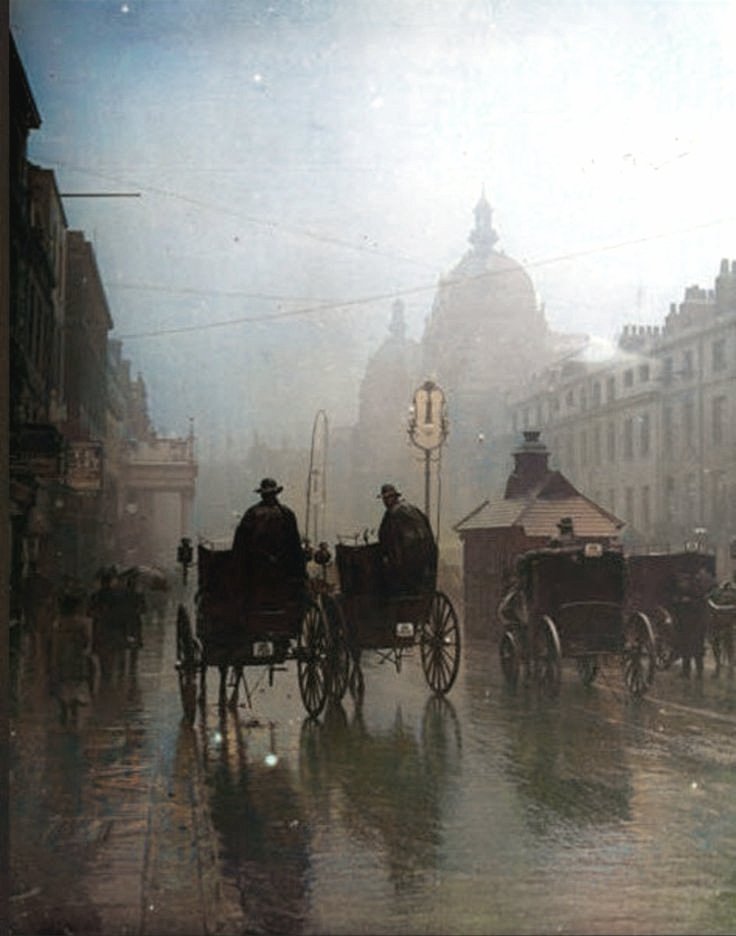 Knowledgepoint's tweet photo. Thurloe Place, South Kensington, London, on a rainy day in 1901.
A couple of Hansom cab drivers exchange a word as they pass a four wheeler "Growler" and the cab shelter on their way towards Harrods. The shelter is still in use by cabbies after all this time. https://t.co/SW8CpmWDCU