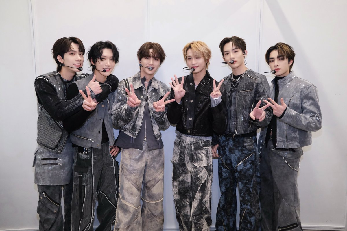 WayV_official's tweet photo. WayZenNies~ We were so happy to spend the last day of 2023 with you on the stage! 😆 Hope everyone enjoyed our performance tonight, and let's meet often in 2024! 💚

威珍妮们～很开心能在舞台上和大家一起度过2023年的最后一天！😆希望大家今天都看得开心，2024年我们也多多见面吧！💚

#2024浙江卫视跨年晚会 
#2024_ZJSTV_NewYearsEveGala 
#WayV #威神V
