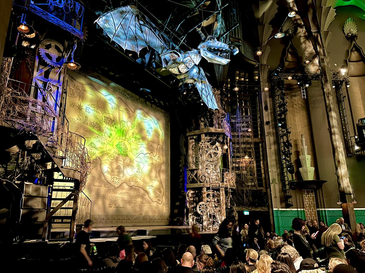 Despidiendo el 2023 entre #farolas de #gas de hace dos siglos, uno de los mejores (si no, el mejor) libro de la historia #Philosophiæ #naturalis #principia #mathematica #newton y el maravilloso musical <a href="/WickedUK/">Wicked UK</a>. Feliz 2024!!