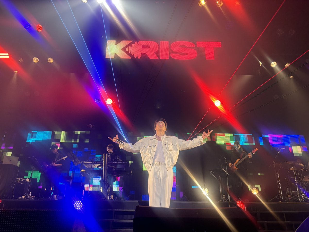 GopTdj's tweet photo. 本当に幸せな新年の始まりをありがとう！！今年がクリスにとって幸せがたくさんの年でありますように！
#KRISTBRIGHTCD2324JP
#KristPerawat https://t.co/6NLqyuAFXd