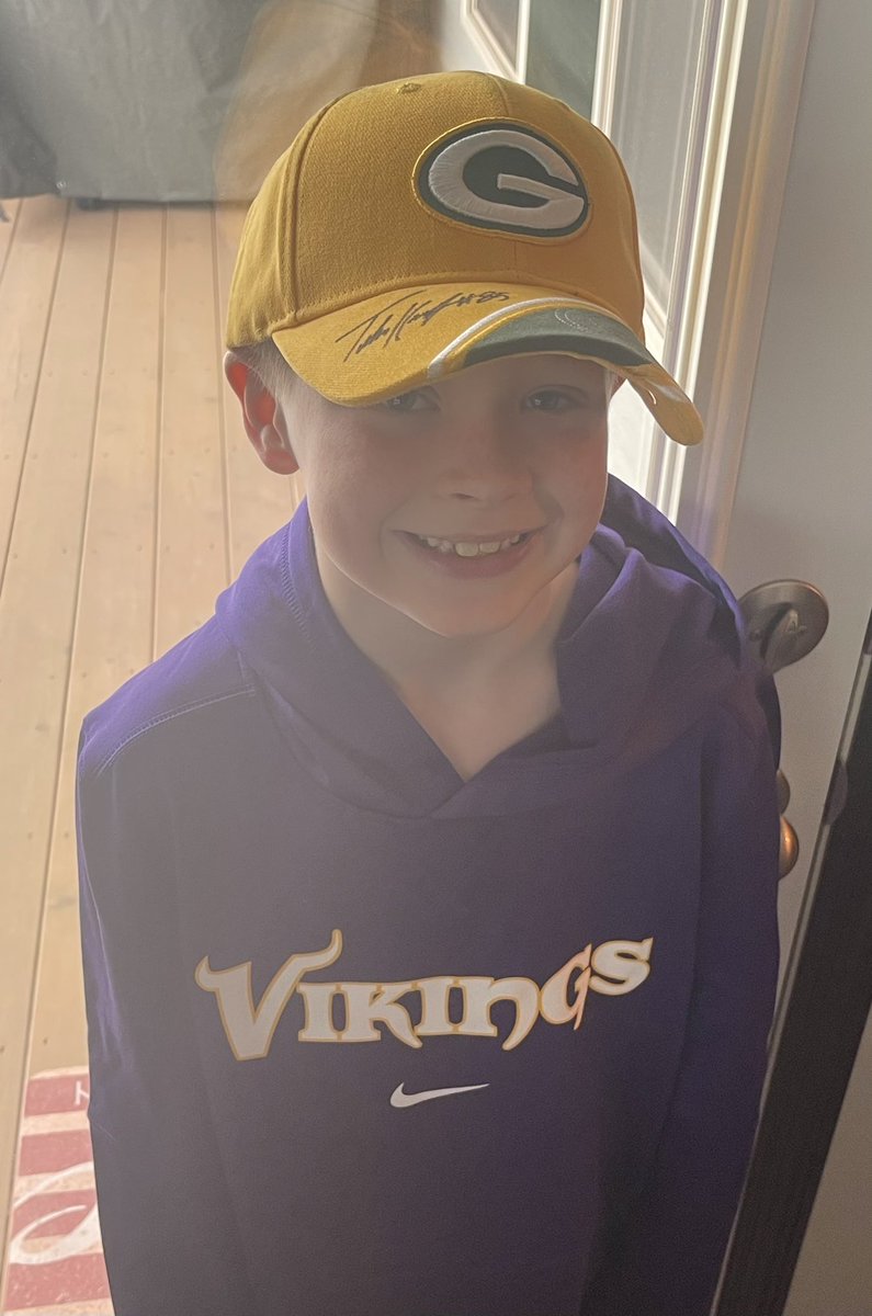 feldermanly's tweet photo. We’ve always been a SoDak house divided; my son followed my wife to the dark side, but @TuckerKraft is blurring the lines! @packers #GoPackGo #GoJacks https://t.co/ukP6SI8aU0