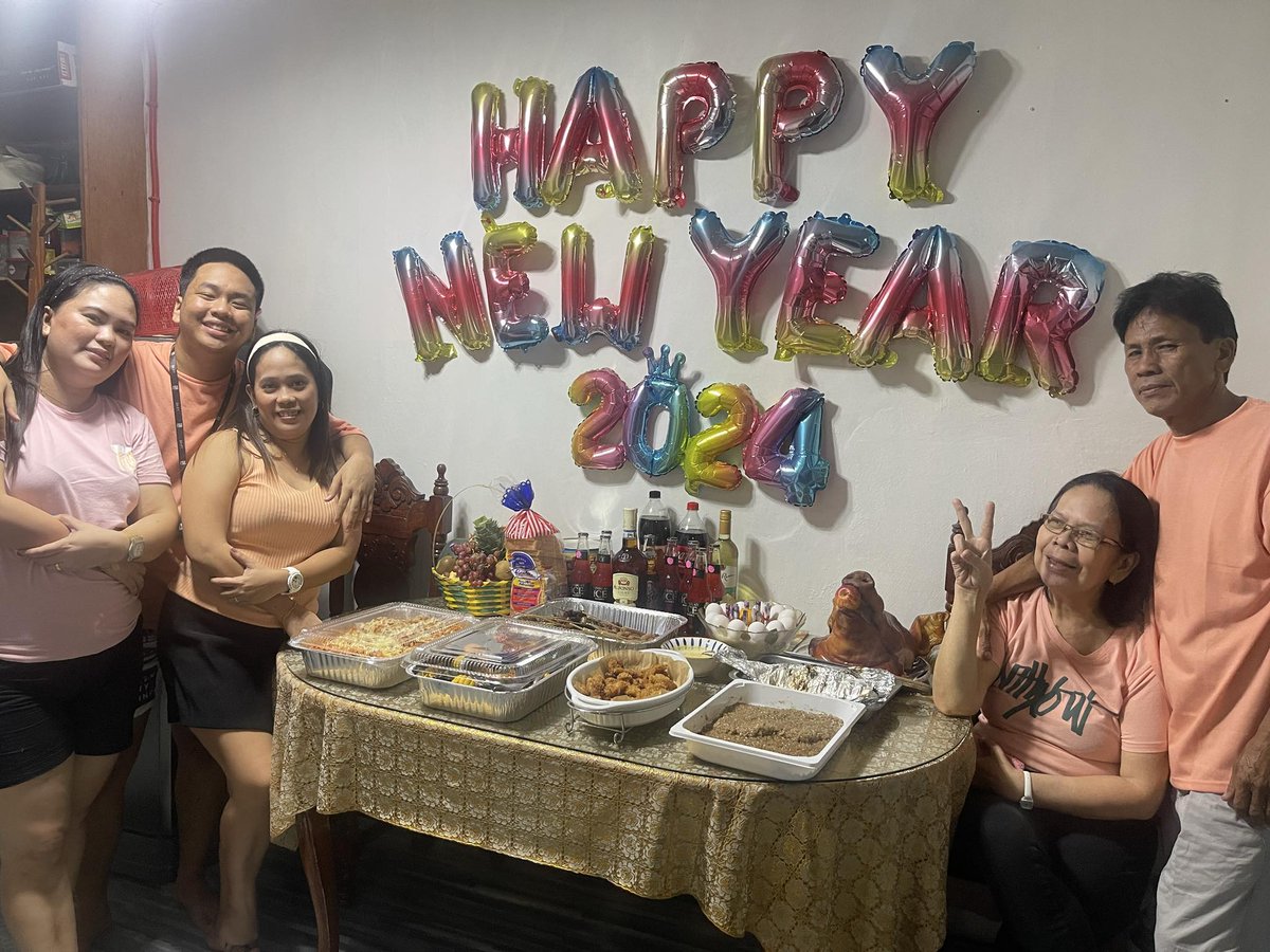 dvnjstn's tweet photo. HAPPY NA NEW YEAR PA!👨‍👩‍👧‍👦 https://t.co/1XHaI2kO3K