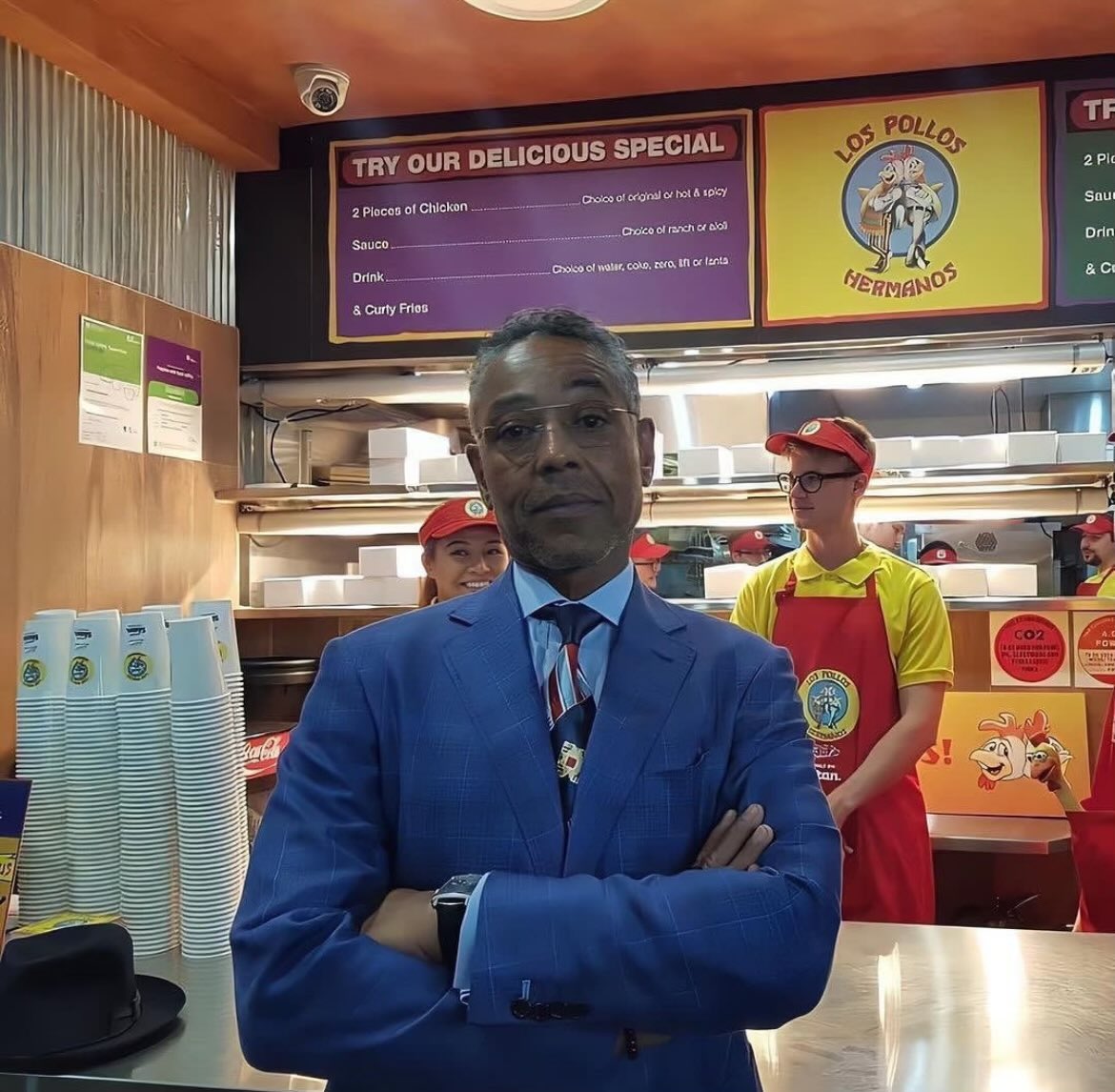 Gracias al DNU de Milei, este empresario llamado Gustavo Fring está dispuesto a invertir cerca de 9.000 millones de dólares para traer su exitosa cadena de comidas rápidas a Argentina. Por más inversores como él, aplausos para Gus 👏🏻