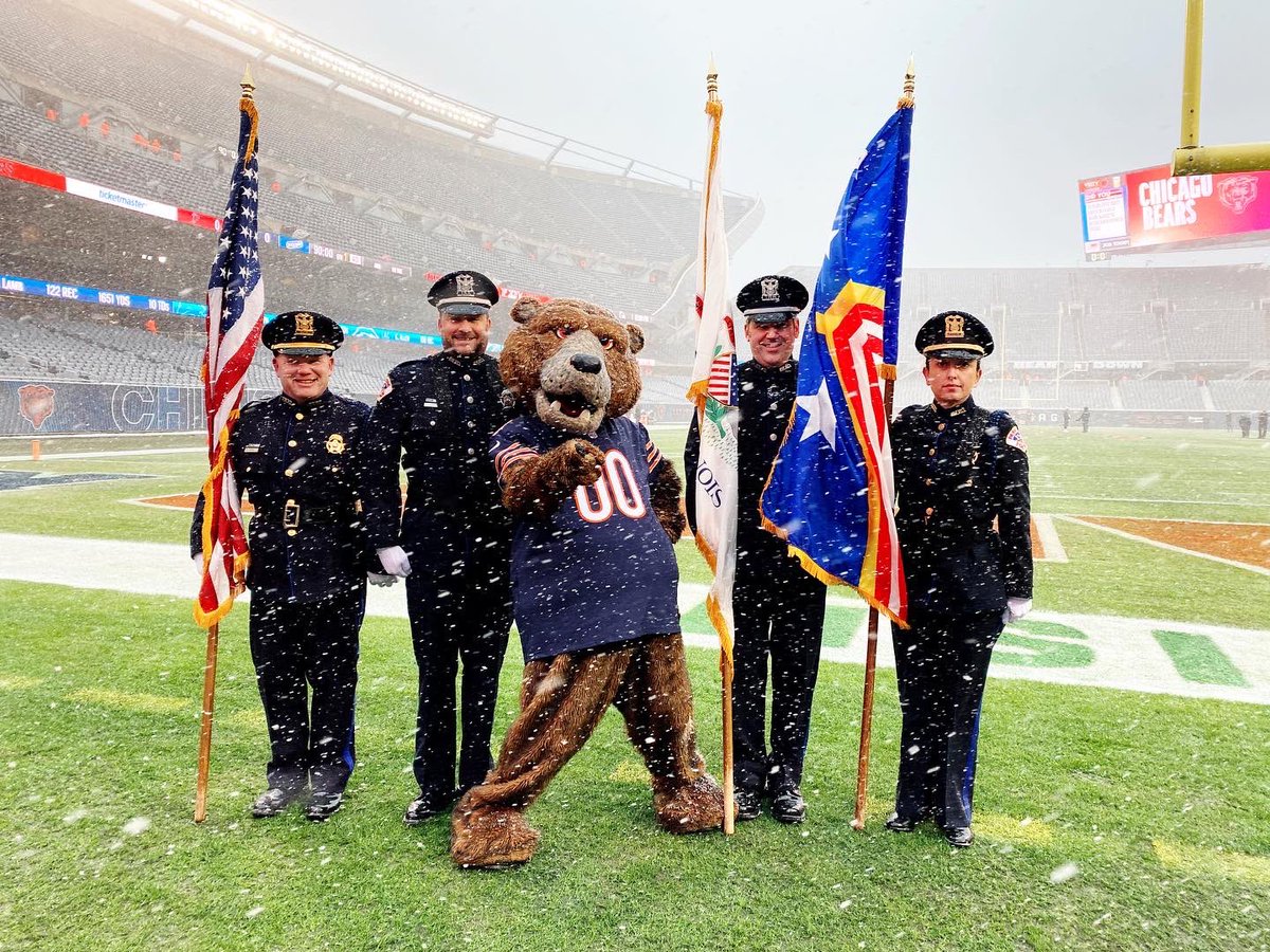 Park_Ridge_PD's tweet photo. The Park Ridge Police Department Honor Guard on the field at todays Chicago Bears game where our officers will present the colors prior to kickoff at noon! 

🐻⬇️

#weareparkridge #BearDown @ChicagoBears https://t.co/bLOk9YhHer