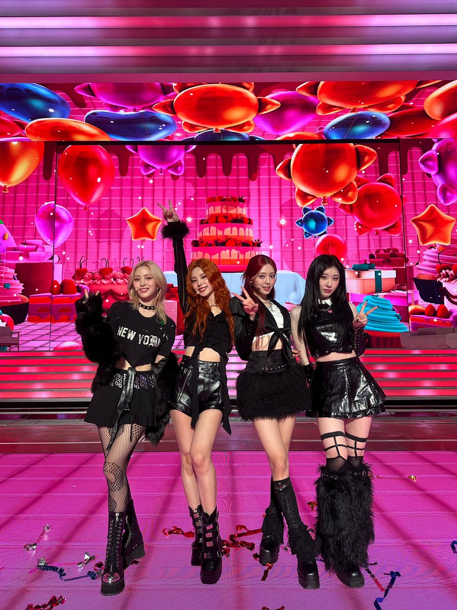 ITZYofficial's tweet photo. [ #2023MBC가요대제전 ]

2023년의 한 해도 ITZY에게 큰 힘이 되어준 MIDZY❤
2024년도 같이 왕 하고 먹어버리자🍰

MIDZY was such a big support to us in 2023❤
Let’s eat up 2024 too yeah like🍰

#ITZY #MIDZY @ITZYofficial
#가요대제전 #MBCMusicfestival https://t.co/9VOXKQME5T